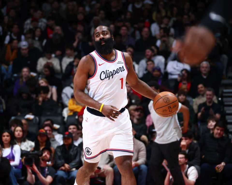 Leyu Sports-冲进前十！小卡伤停快船加时险胜猛龙 哈登31+10连中关键球