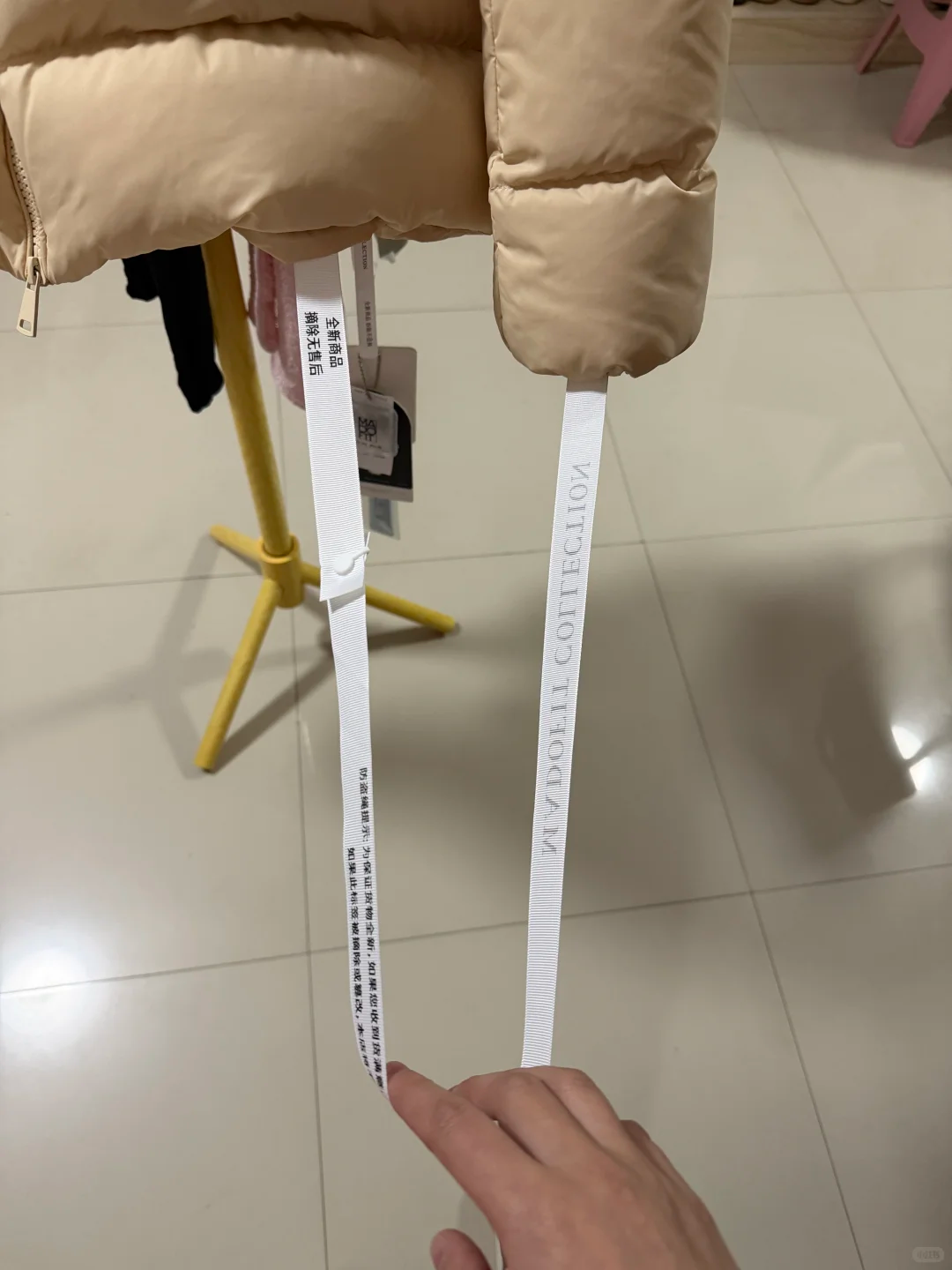 乐鱼体育APP下载-商家防“蹭穿”与恶意退货出新招：继“比脸还大的吊牌”后又推超半米“防盗绳”